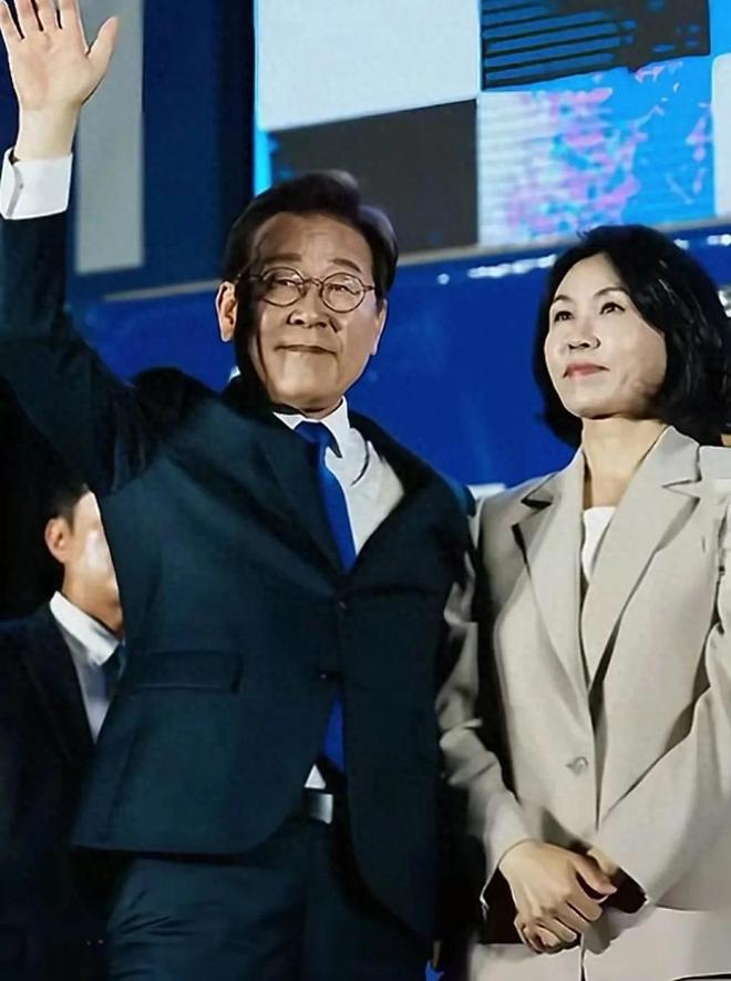 新韩国第一夫人金惠景火了!性格社恐容貌出众和李在明相亲认识