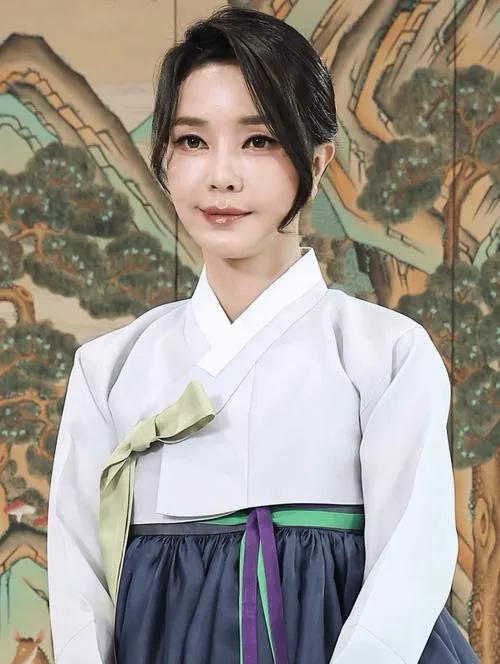 新韩国第一夫人金惠景火了！性格社恐容貌出众和李在明相亲认识(图4)