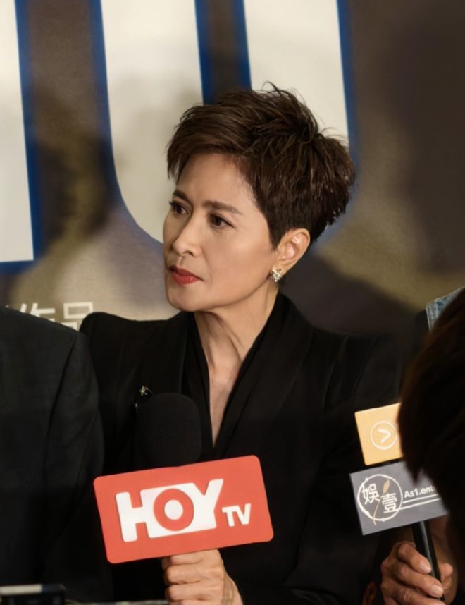 60岁邵美琪近照曝光腮帮子消失瘦成纸片人