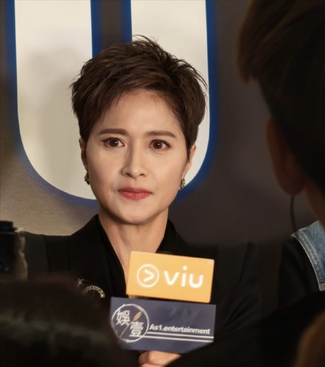 60岁邵美琪近照曝光腮帮子消失瘦成纸片人网友赞：逆龄生长(图2)