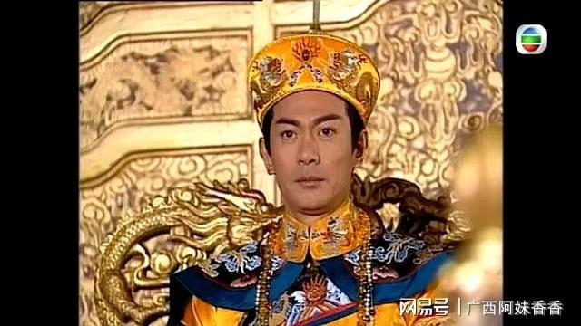 江华重现《九五至尊》经典造型零违和感一原因拒演电影寻秦记(图2)