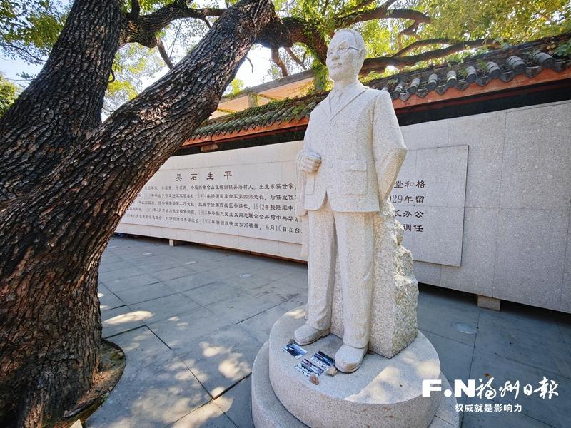 电视剧《沉默的荣耀》热播吴石雕像前摆上了九三阅兵照片