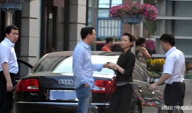 惊天大瓜！董卿美国生子真相骗了大家十年？比电视剧还狗血！(图2)