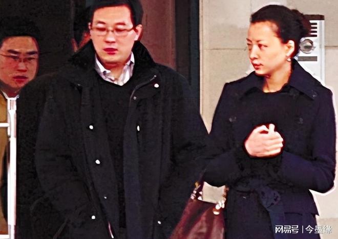 惊天大瓜！董卿美国生子真相骗了大家十年？比电视剧还狗血！(图7)