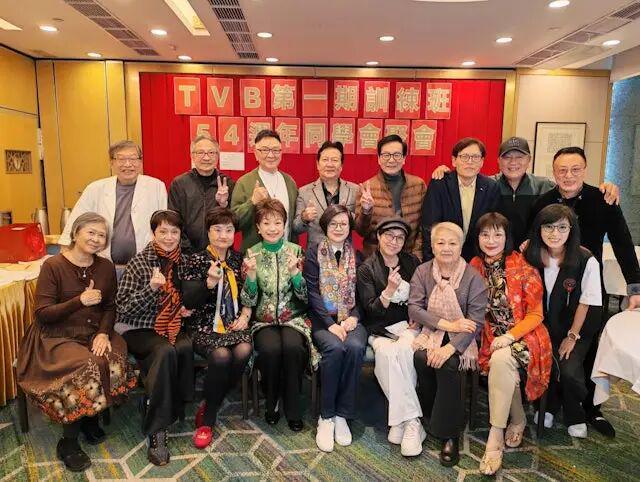 TVB第一期艺训班演员聚会70岁资深女星罕现身获赞冻龄有术