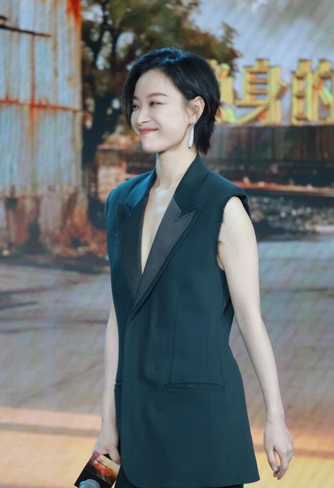 倪妮惊艳短发曝光！2026电视剧片单发布会现场气场全开！(图3)