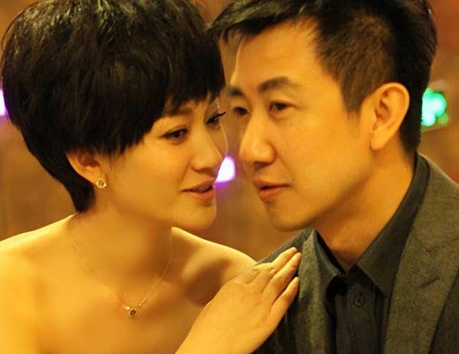 艾滋针抵喉+砍断脚筋+5亿求婚：李小冉的感情史比电视剧还狗血