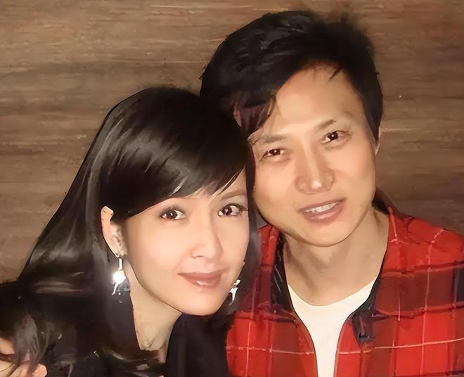 被绿8次仍不分手周慧敏与倪震痴缠34年真的是顶级恋爱脑吗？(图4)